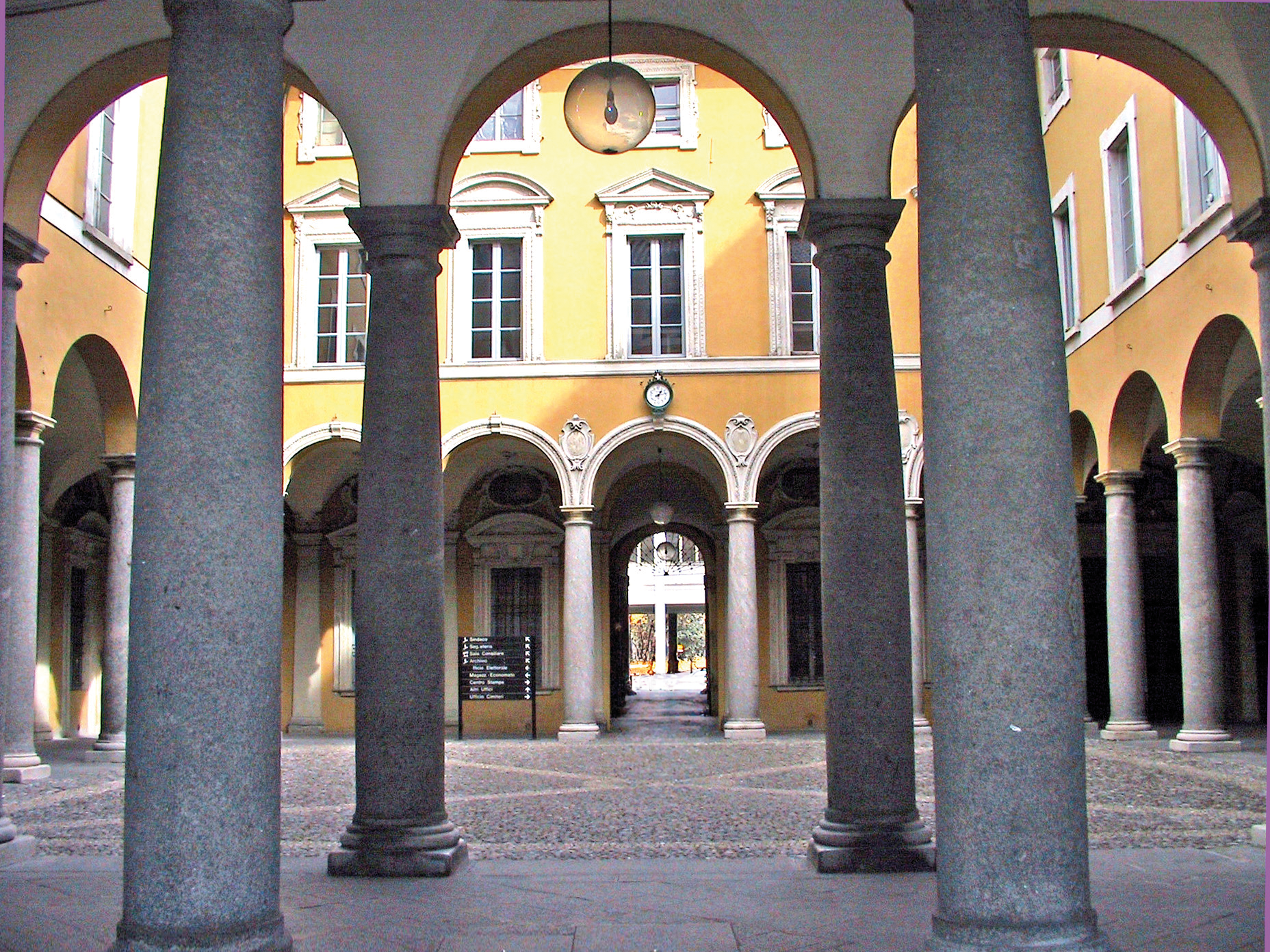 Cortile antico Palazzo Cernezzi