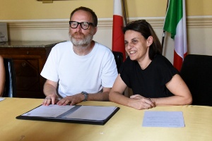 Firma-protocollo-dintesa-Alessandro-Rapinese-Sindaco-di-Como-e-Laura-Parolin-presidente-Ordine-degli-Psicologi-della-Lombardia